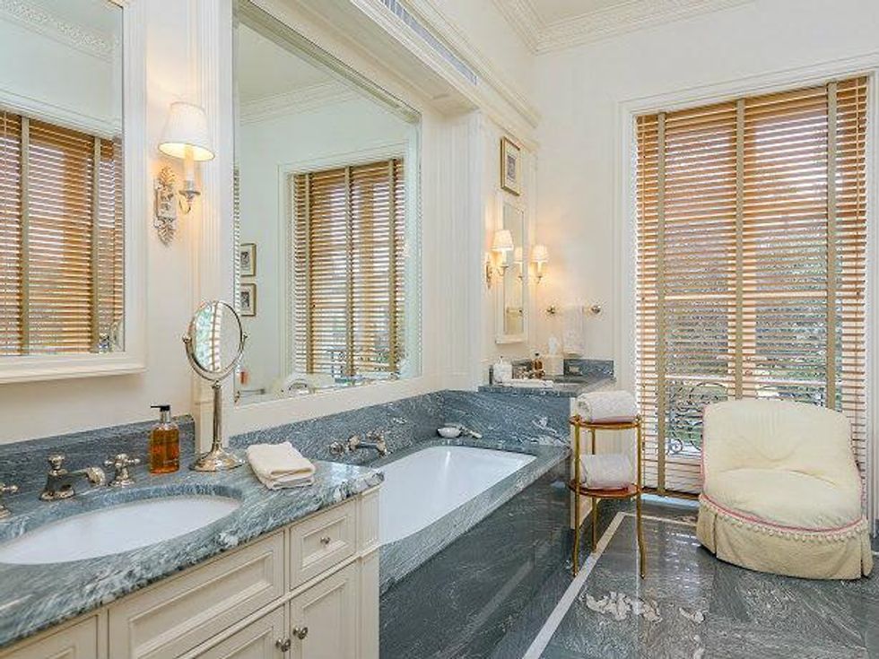 10000 Hollow Way guest house bathroom