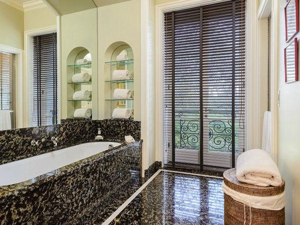 10000 Hollow Way guest house bathroom