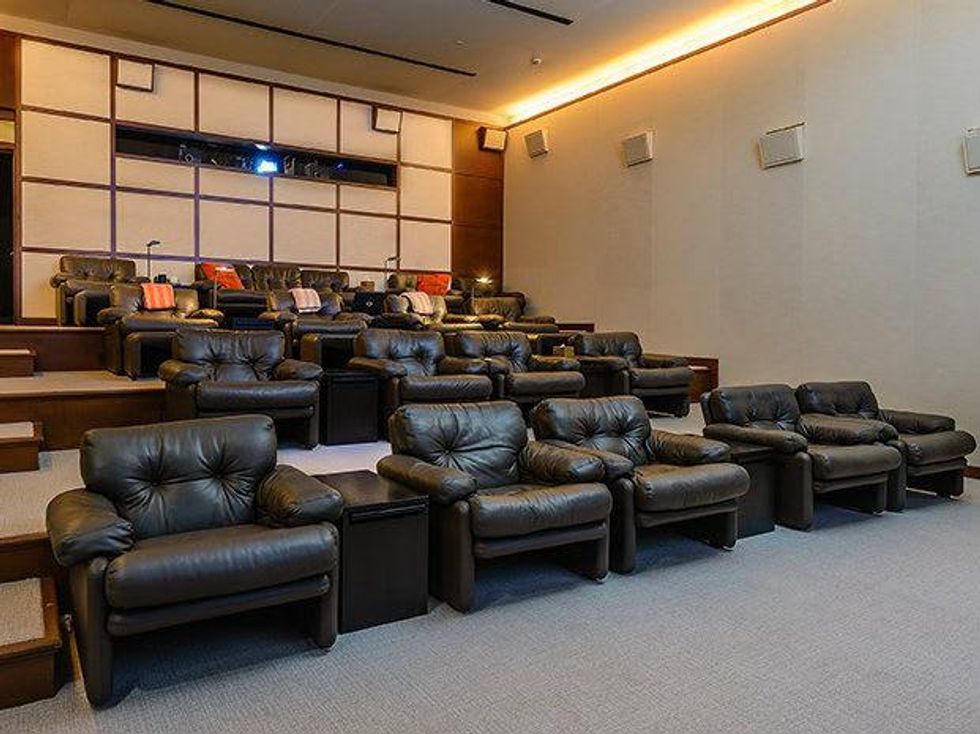 10000 Hollow Way rec complex theater