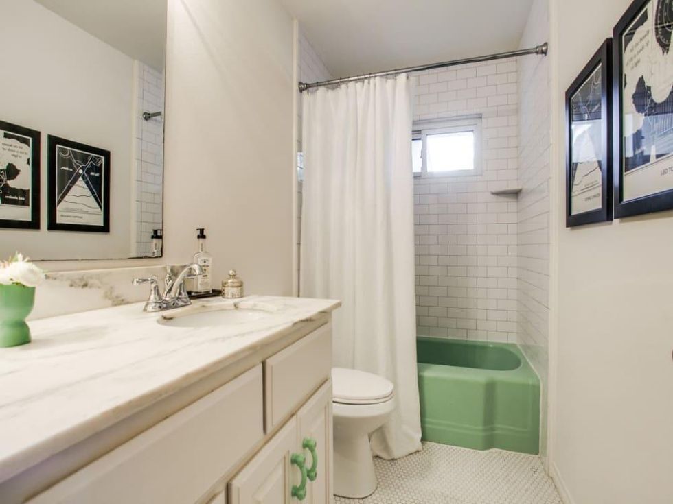 10145 Eastwood Dr. bathroom