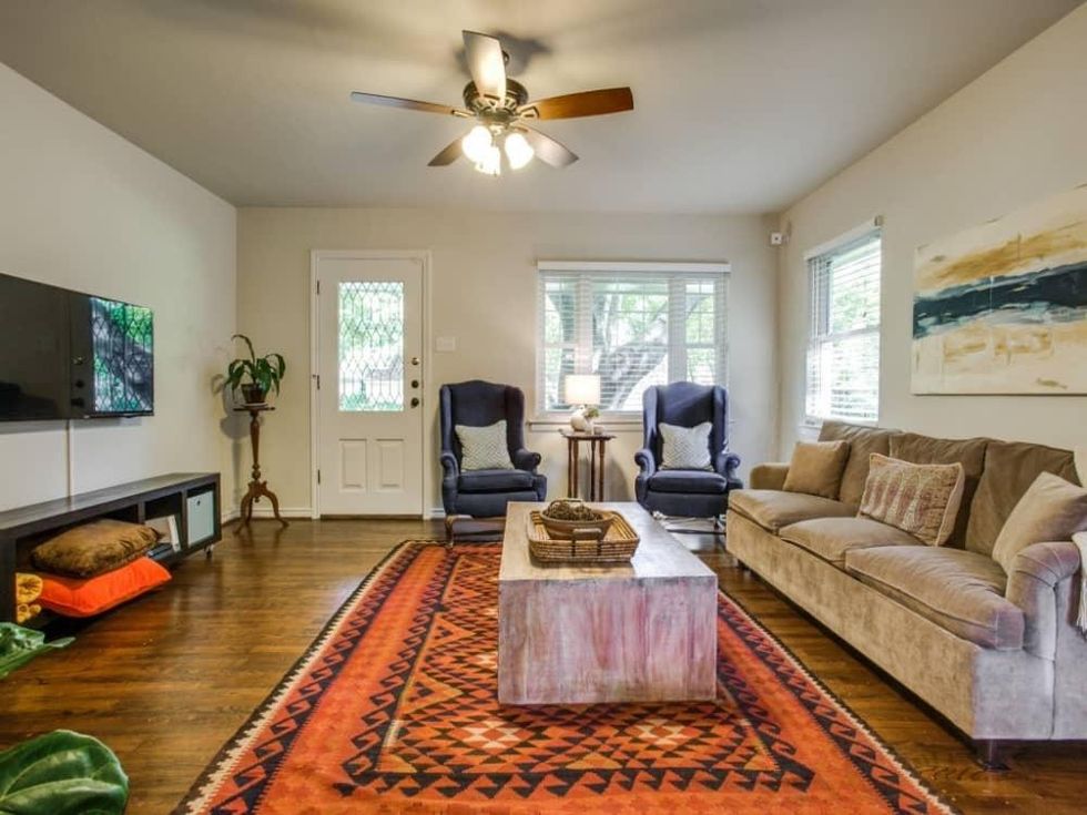 10145 Eastwood Dr. living room