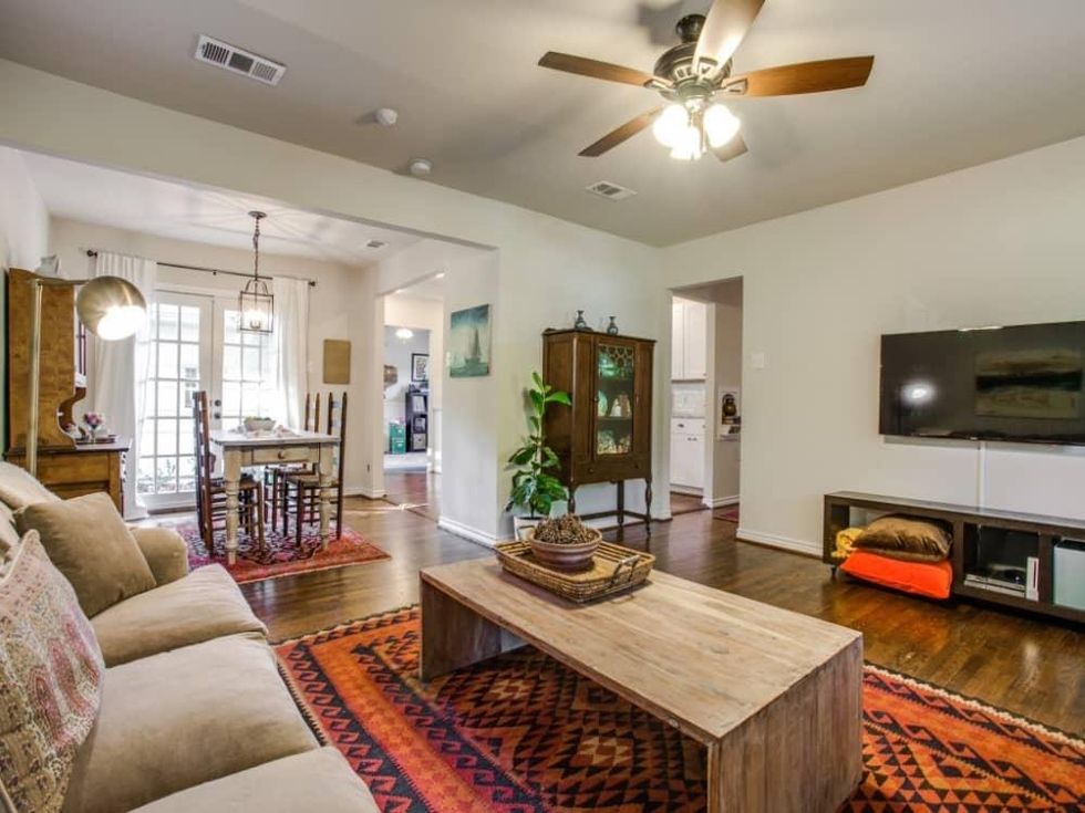 10145 Eastwood Dr. living room