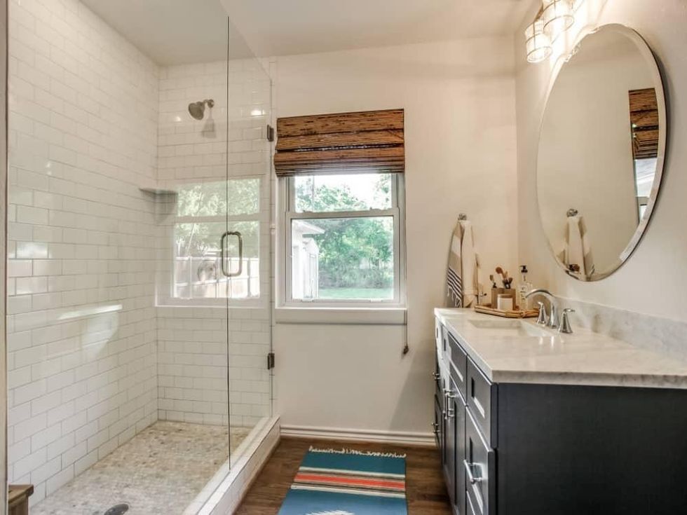 10145 Eastwood Dr. master bathroom