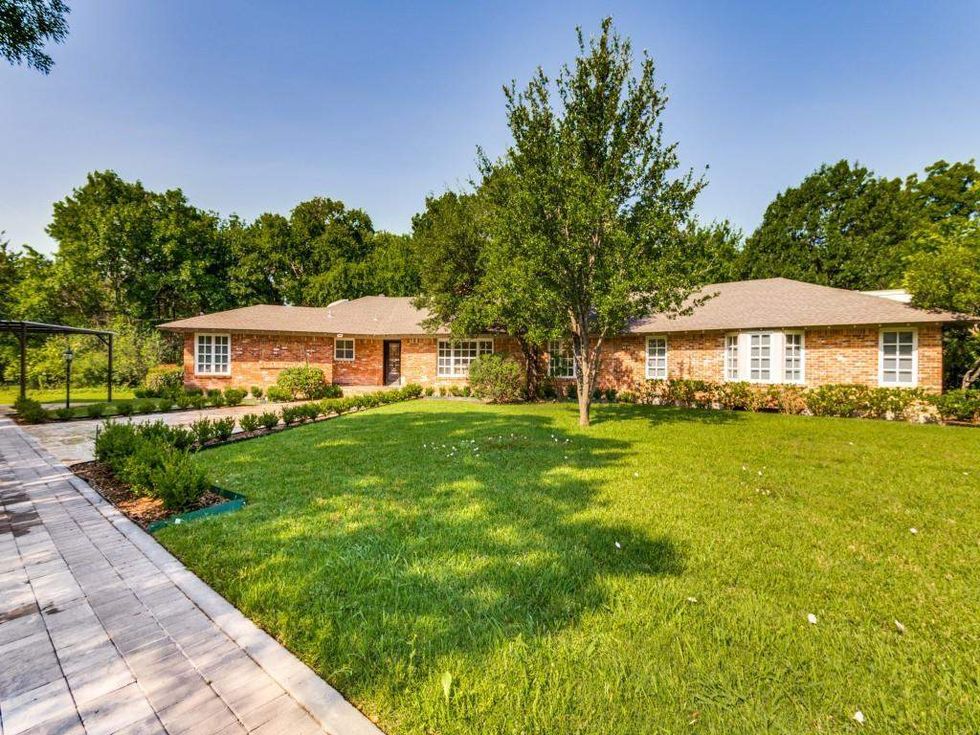 50s Dallas home on swanky Strait Ln still has pink bathroom ...