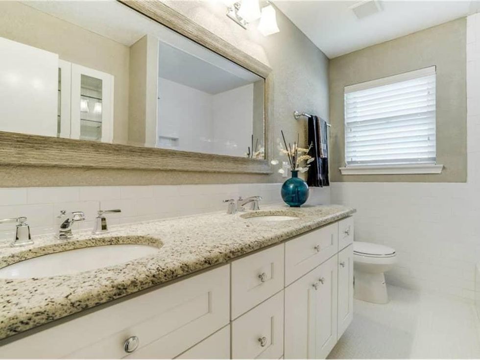 11229 Lanewood Cir bathroom