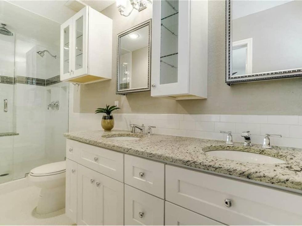 11229 Lanewood Cir guest bath