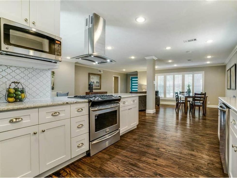 11229 Lanewood Cir kitchen