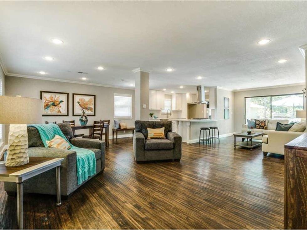 11229 Lanewood Cir Living Room