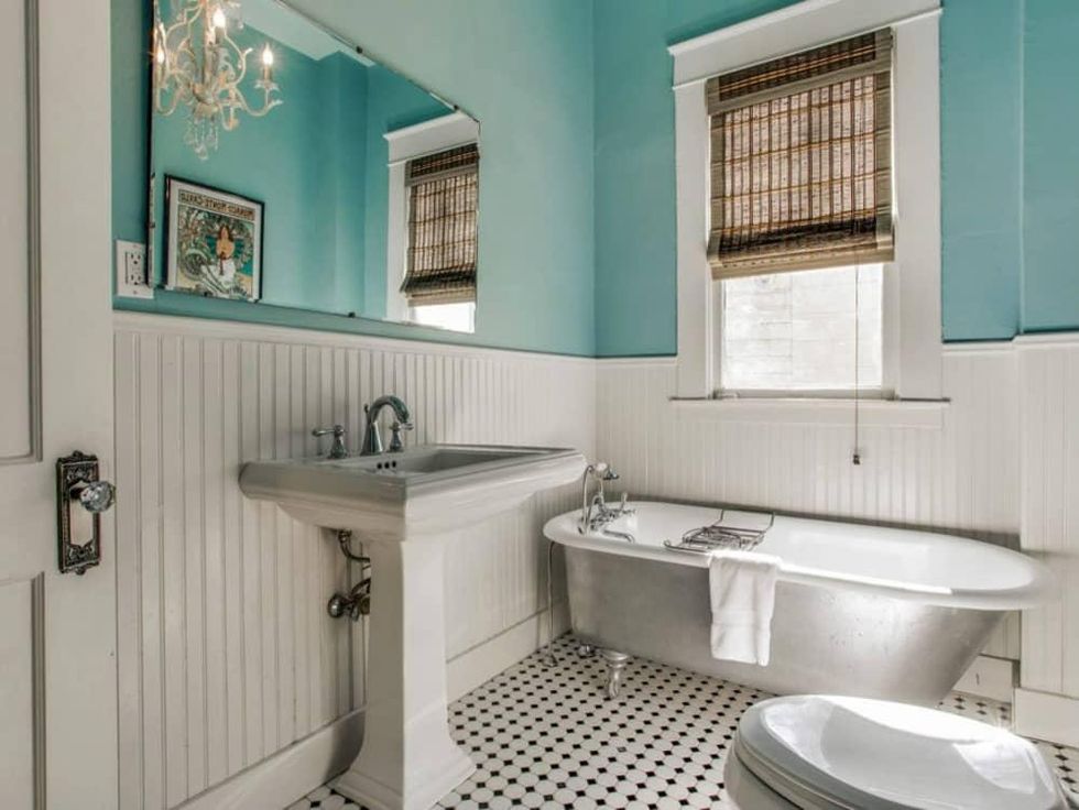 118 N. Winnetka guest bathroom