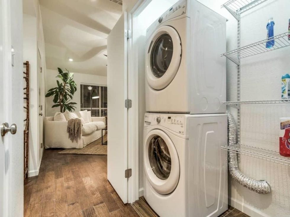 1639 Homewood Pl Dallas house for sale laundry room