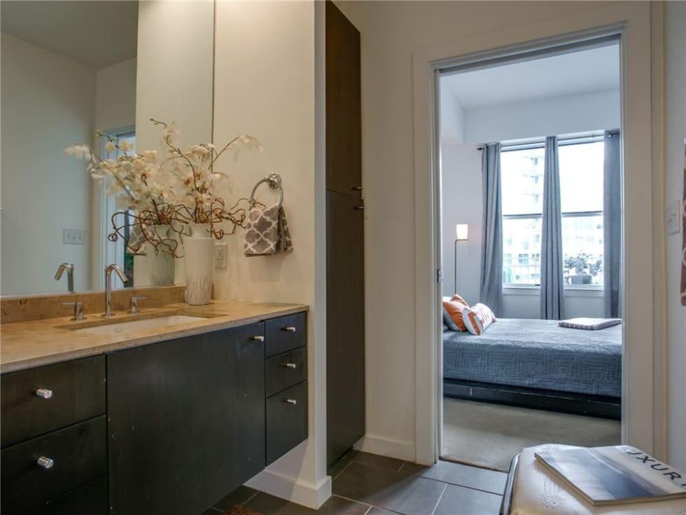 2323 N Houston St condo bathroom