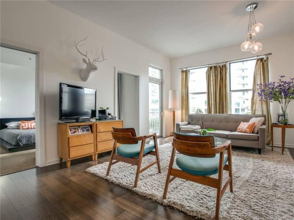 2323 N Houston St condo living room