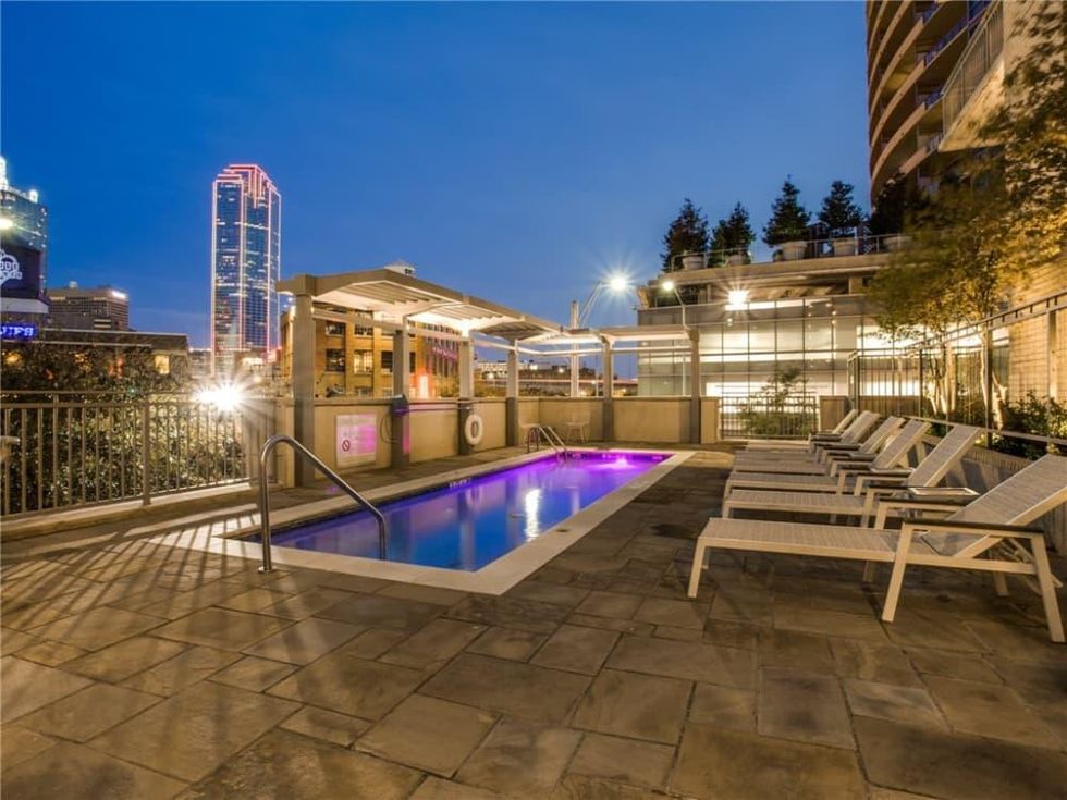 2323 N Houston St condo pool