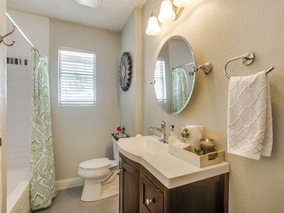 2421 Springhill Dr. master bathroom