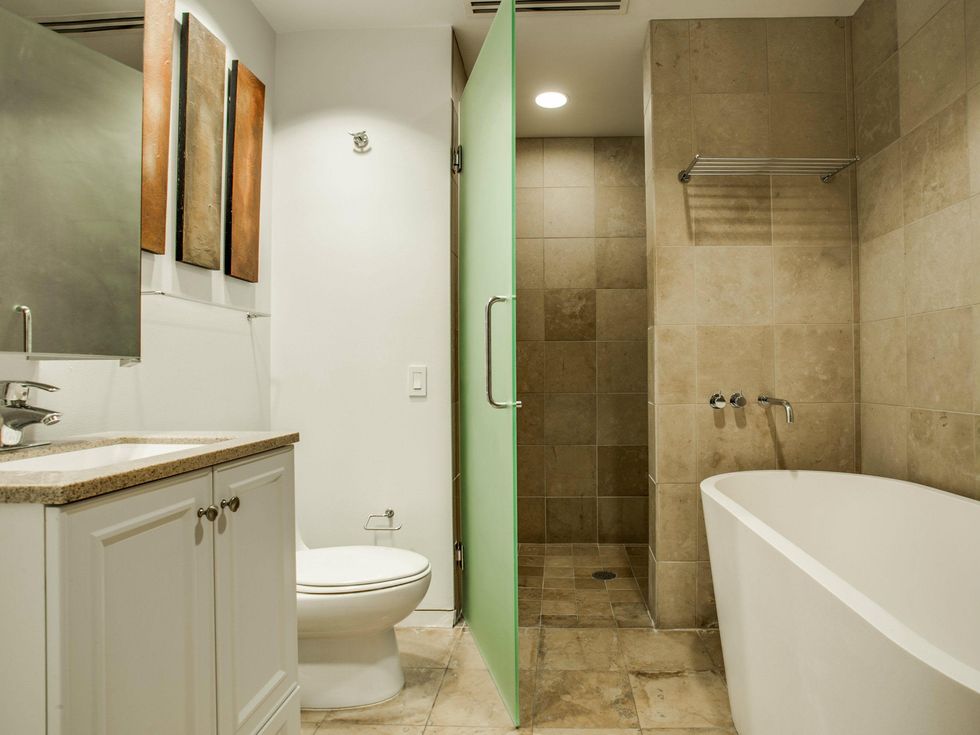 2430 Victory Park Unit 2001 bathroom