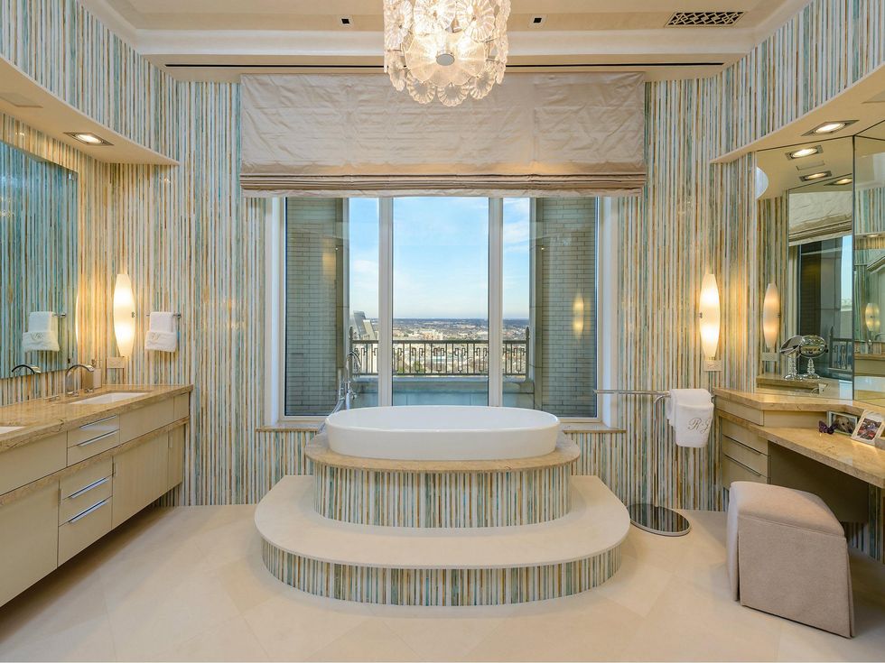 2555 Pearl #2200 bathroom