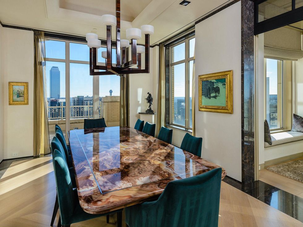 2555 Pearl #2200 dining room