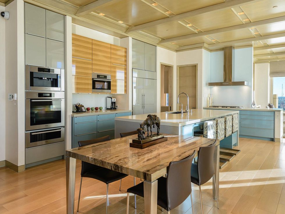 2555 Pearl #2200 kitchen