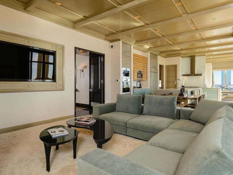 2555 Pearl #2200 living room