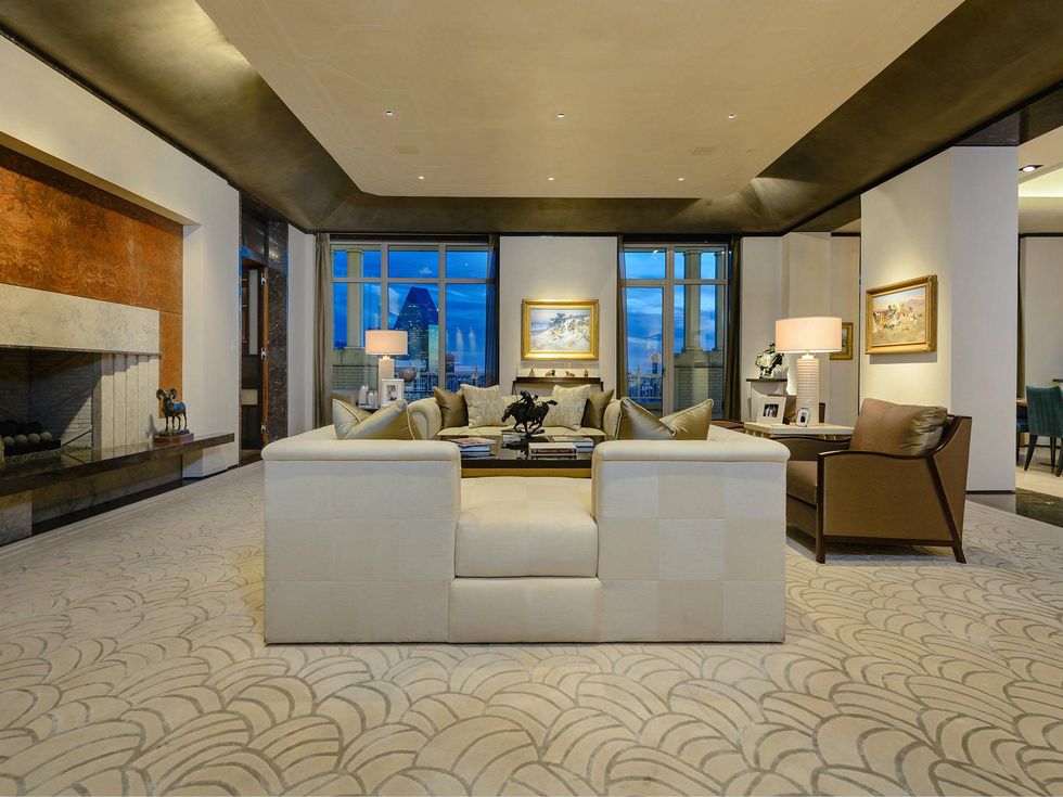 2555 Pearl #2200 living room