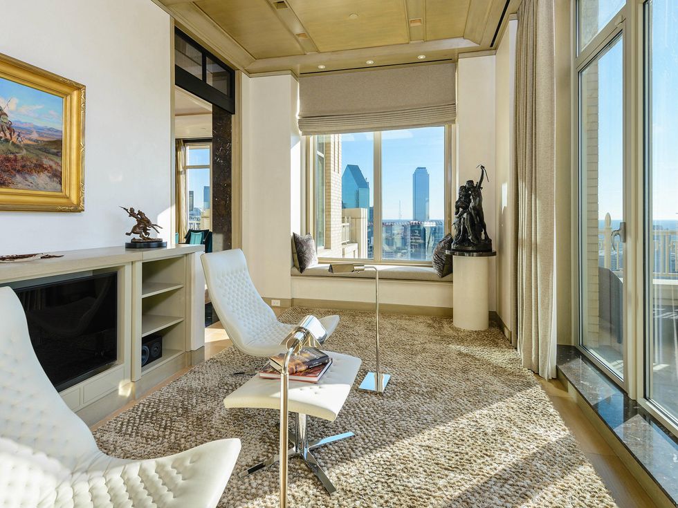 2555 Pearl #2200 sitting area