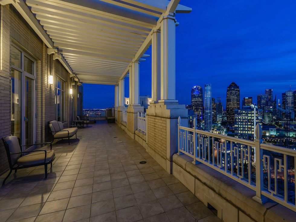 2555 Pearl #2200 view