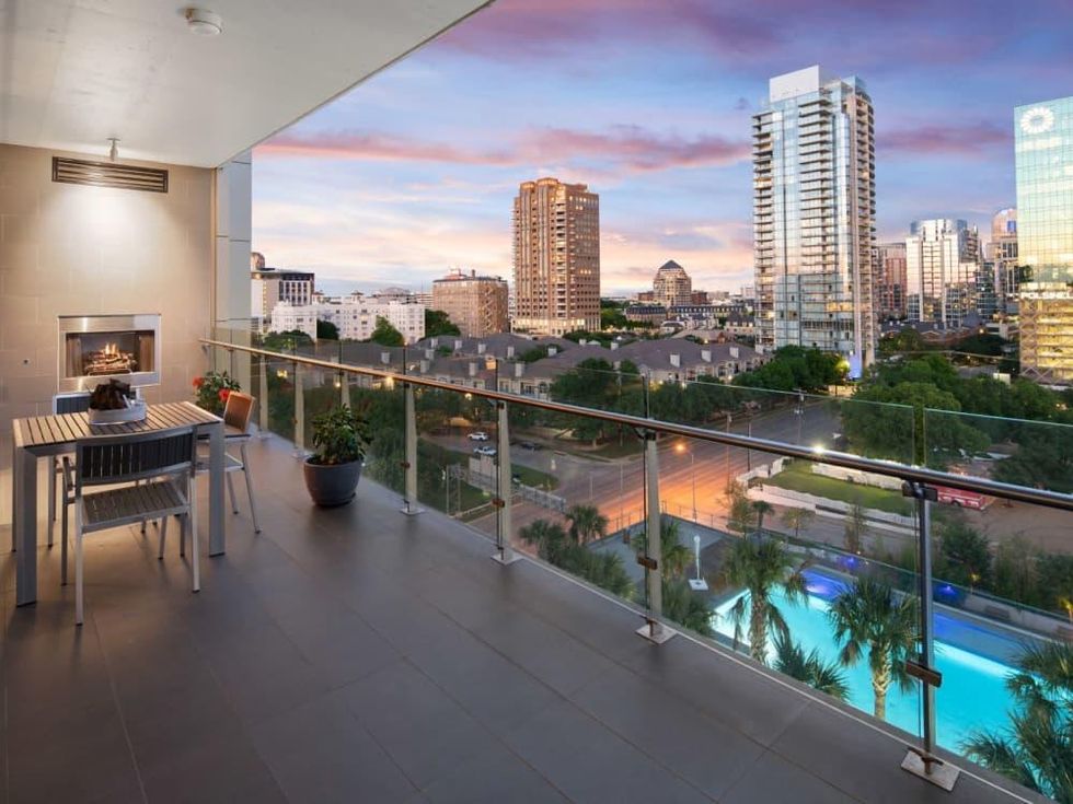 3130 N Harwood Bleu Ceil