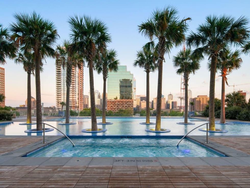 3130 N Harwood Bleu Ceil