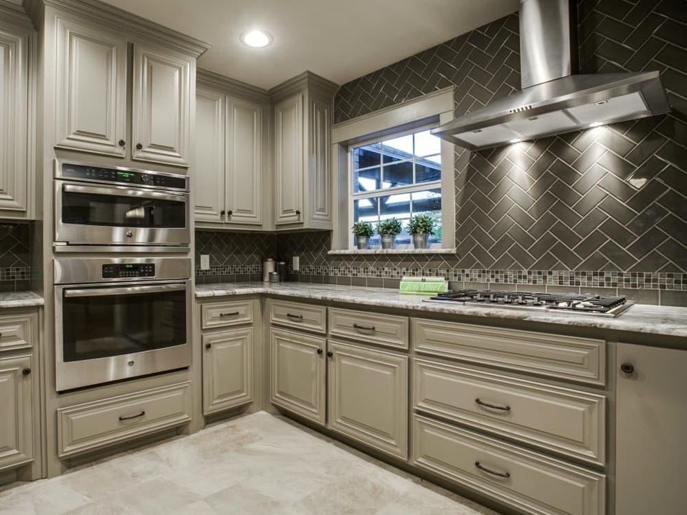 3615 S Versailles Avenue