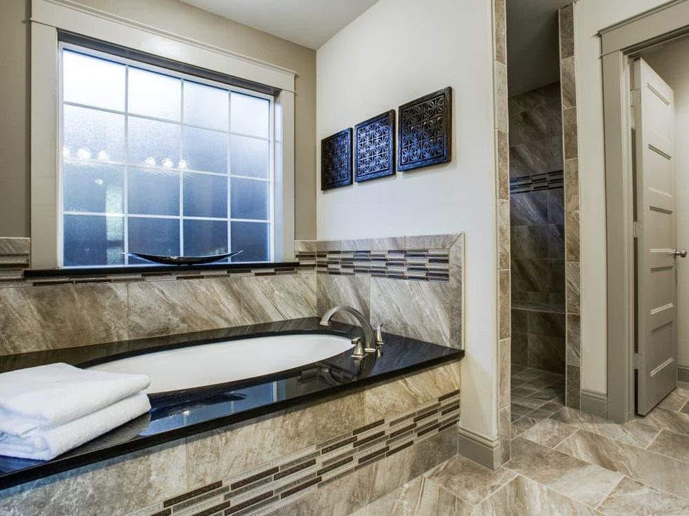 3615 S Versailles Avenue