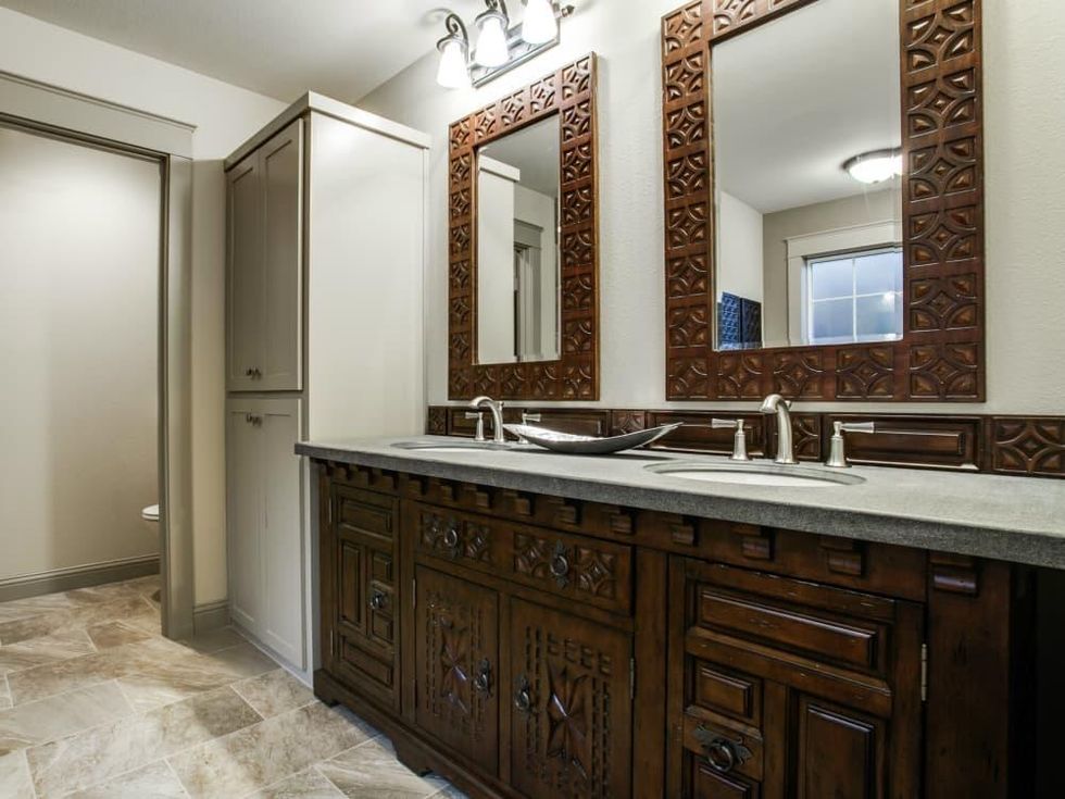 3615 S Versailles Avenue