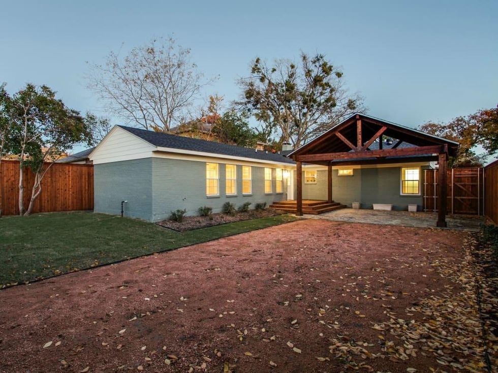 3615 S Versailles Avenue