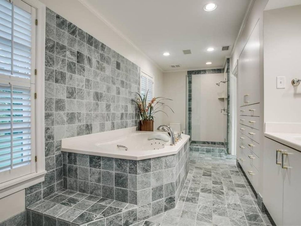 4009 Armstrong bathroom