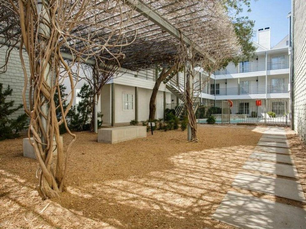 4111 Cole Ave. courtyard