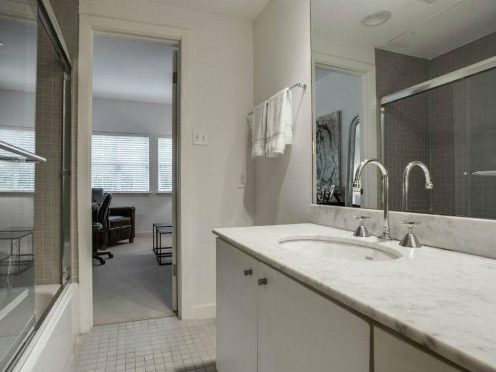 4111 Cole Ave. Unit 24 bathroom