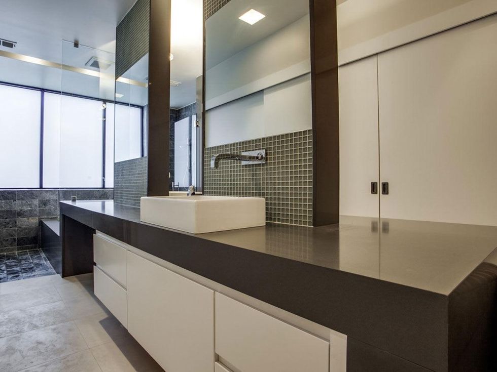 4321 Travis bathroom