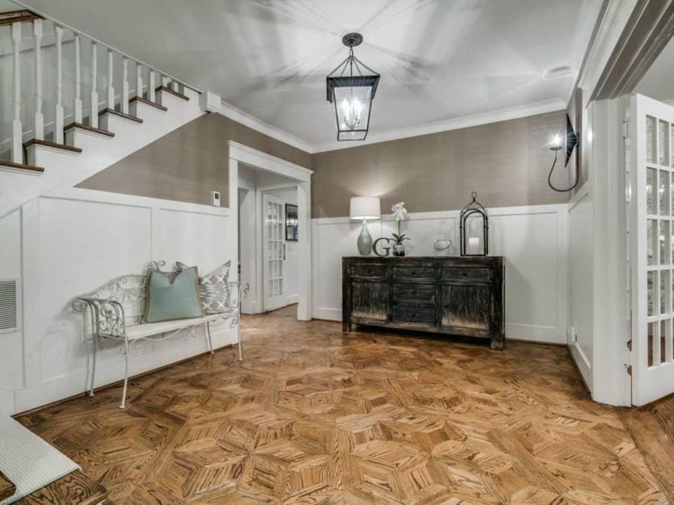 5450 Auburndale Ave. foyer