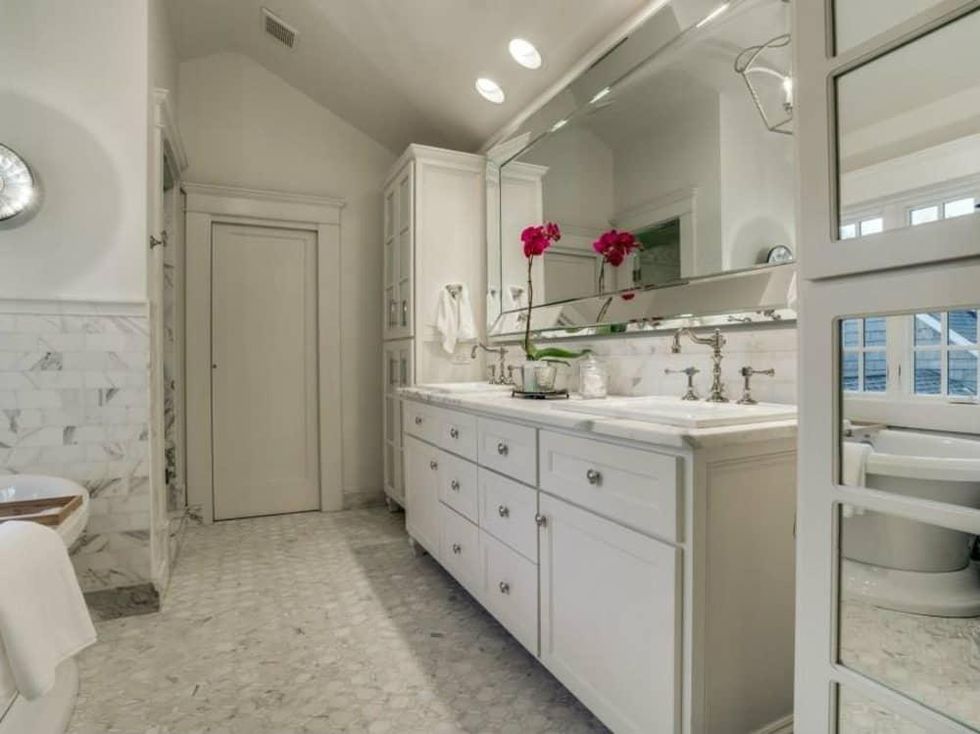 5450 Auburndale Ave. master bathroom