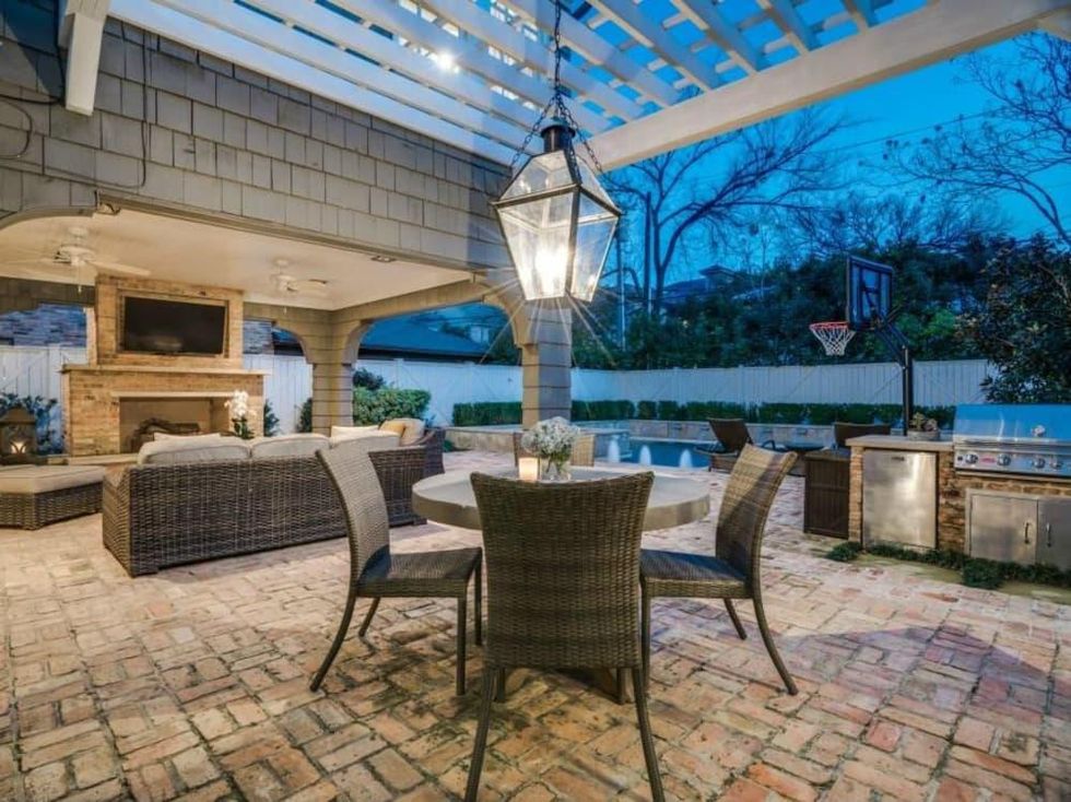 5450 Auburndale Ave. patio