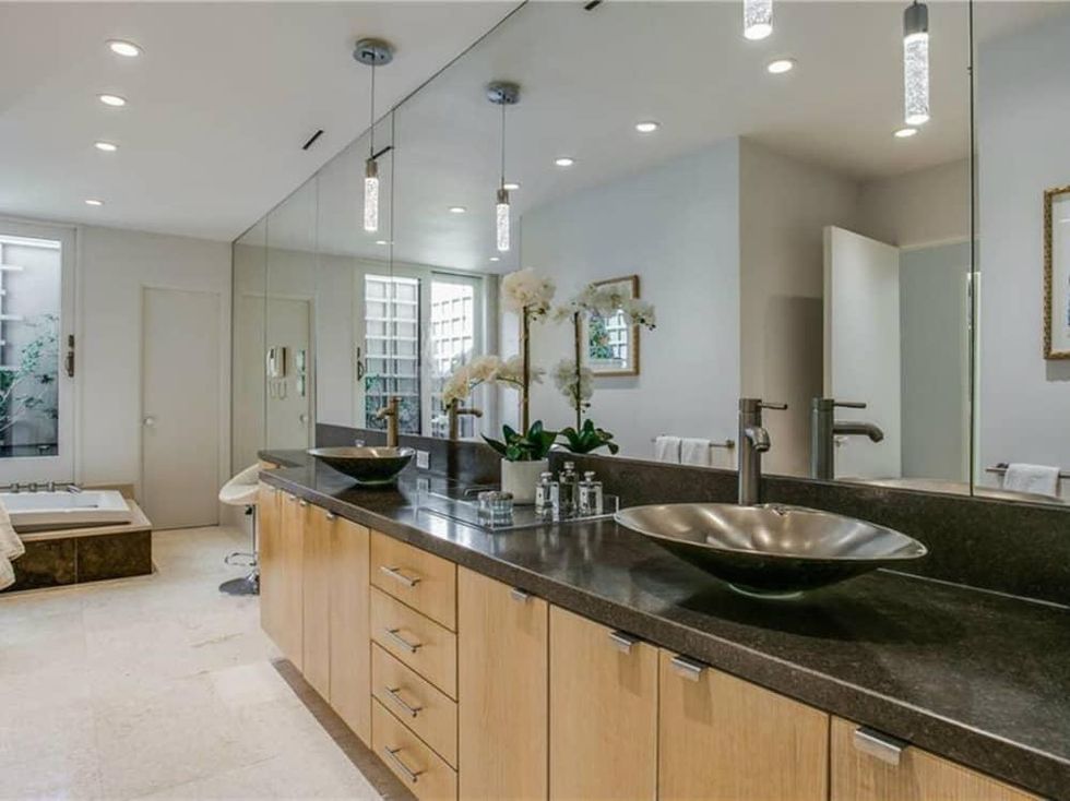 5535 Hanover bathroom