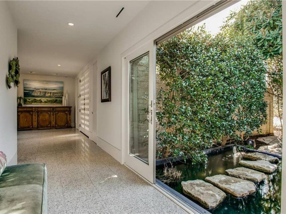 5535 Hanover hallway