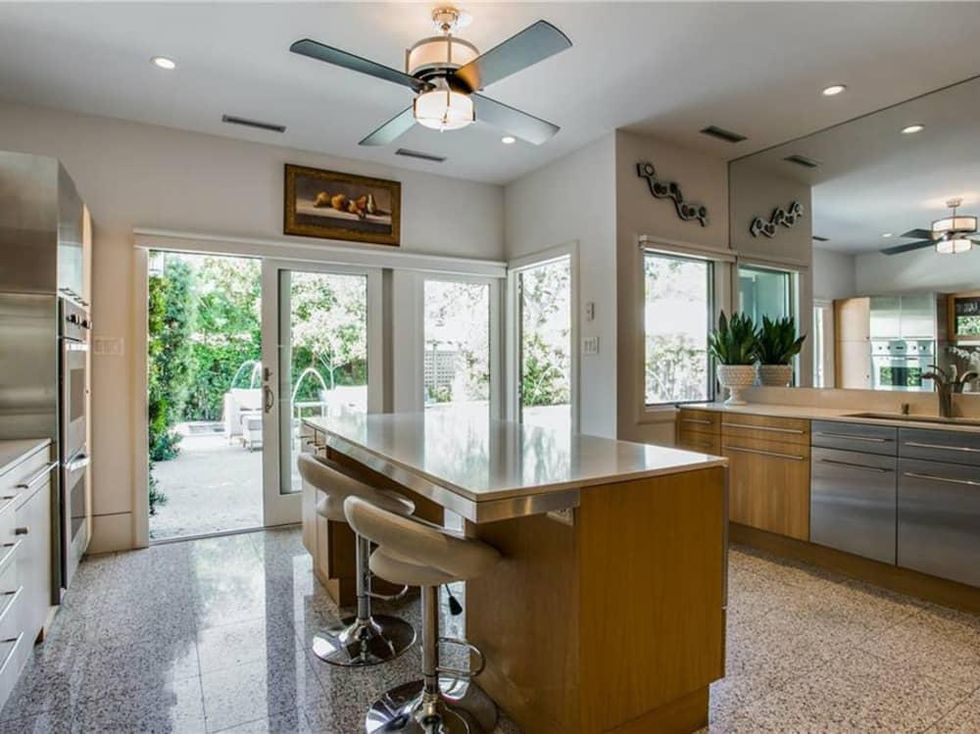 5535 Hanover kitchen