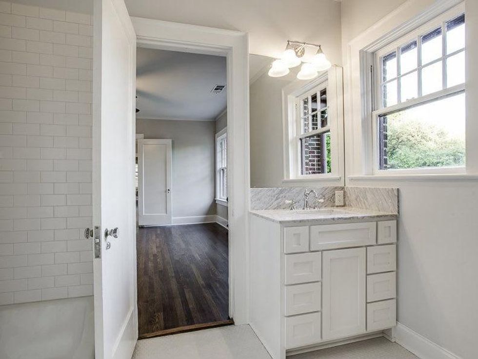 5803 Swiss Ave. bathroom