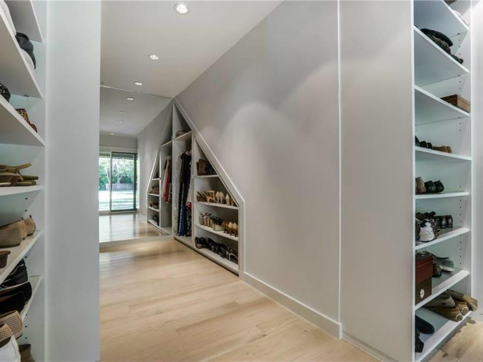 626 Rainbow Dr. closet