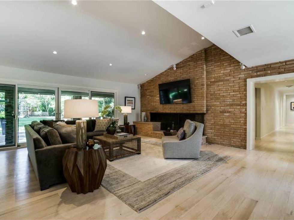 626 Rainbow Dr. living room