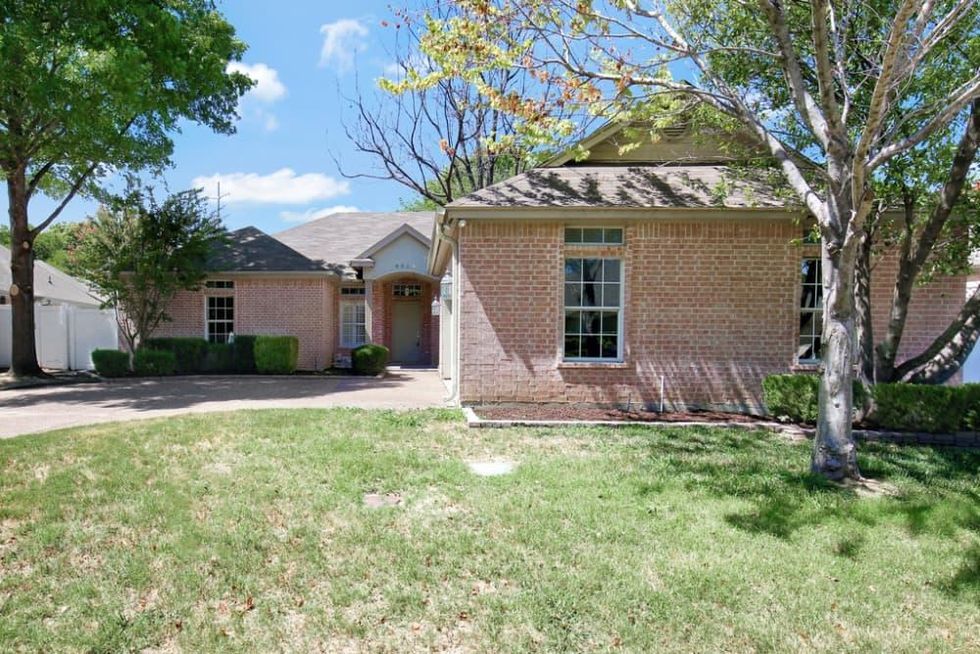 6624 Meadowpark Court house for sale in Benbrook