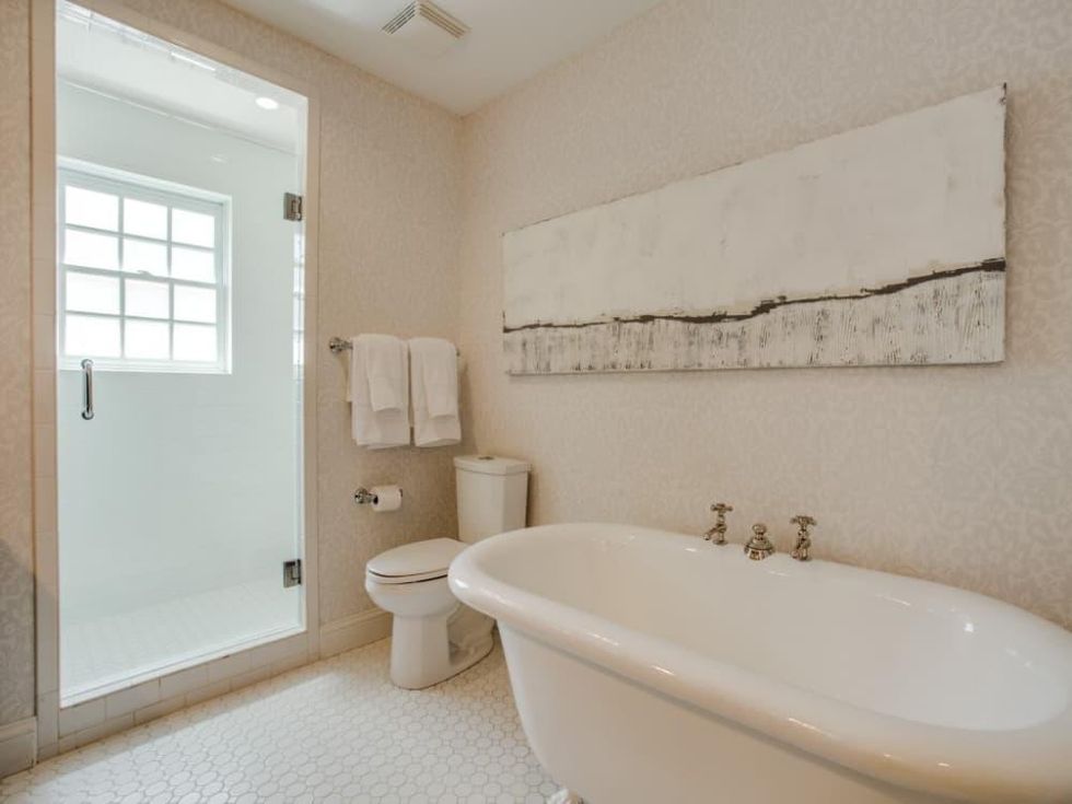 6932 Santa Monica Drive Dallas house for sale master bathroom