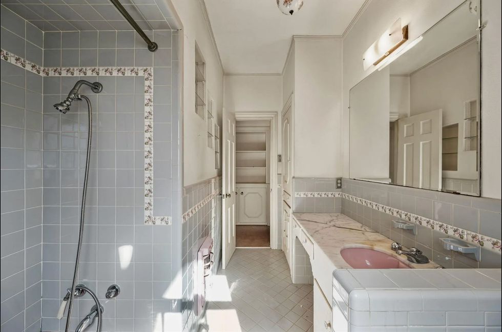 6946 Delrose bathroom