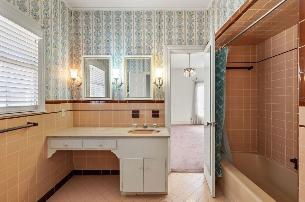 6946 Delrose bathroom