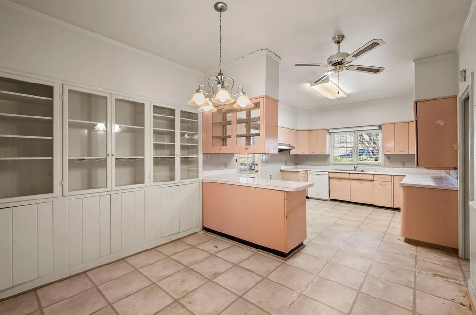 6946 Delrose cabinets